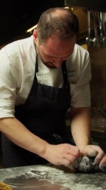 Şef ev yapımı siyah mürekkep balığı gübresi yapıyor Restoran mutfağına..