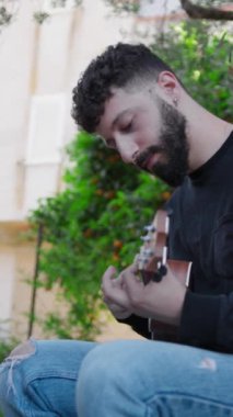Calabrian Çocuk Ukulele Müzik Enstrümanını Çalıyor.