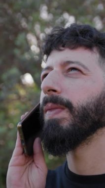 Adam dışarıda, kırsal kesimde bir telefon görüşmesi yapıyor..