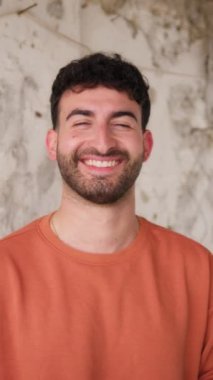 Calabria 'lı bir gencin gülümsemesi.