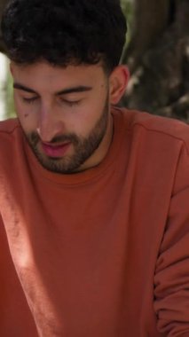 Yorgun Genç Adam Kırsalda Ağacın Altında Oturup duruyor.