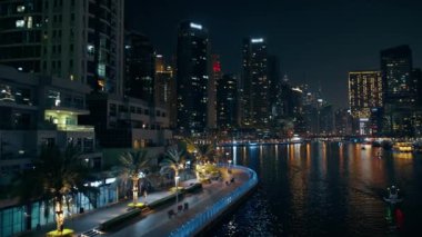 Dubai 'nin Mimari Binası Gece Nehir kenarında.