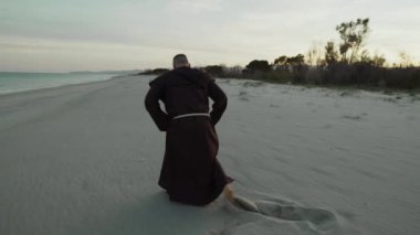 Keşiş Uzun Dini Dualardan Önce Sahilde Adım Atıyor.