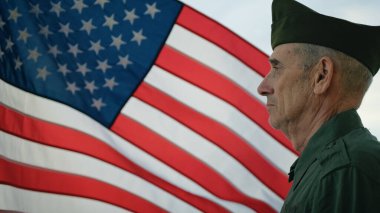 Gazi Anma Günü için Amerikan Bayrağına Karşı.