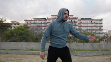Beyaz adam parkta antrenman yapıyor..