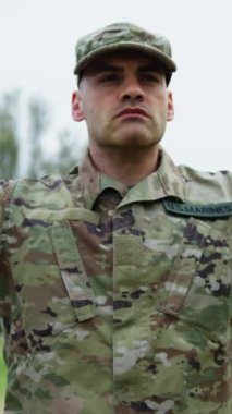 Silahlı asker eğitim kampında generalin yanında spor yapıyor..