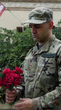 Asker, General 'e sunduğu hizmetler için teşekkür eder..
