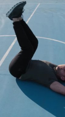 Beyaz adam parkta antrenman yapıyor...