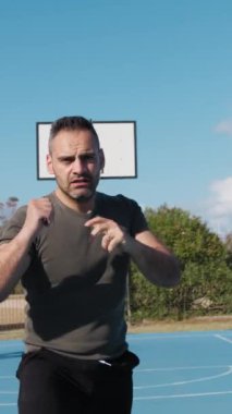 Beyaz adam parkta antrenman yapıyor...