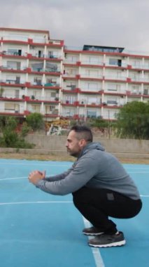 Beyaz adam parkta antrenman yapıyor...