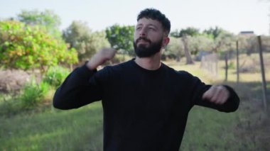 Kırsal kesimdeki evinin dışında bir adam..