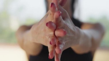 Dans eden kız, siyah takım elbiseli, spor salonu eğitimi alıyor..