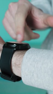 Akıllı Saatin Görüntüsüne Elle Dokunur.