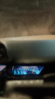 Restoran mutfağında yanan alevlerle kızartma tavası.