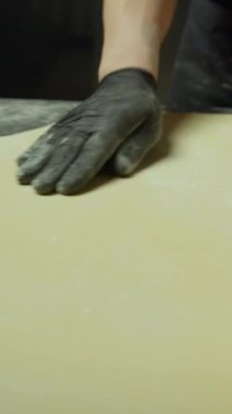 Şef, Tortellini Bolonez 'i bir restoranda yapmak için ince hamur işi yapıyor..