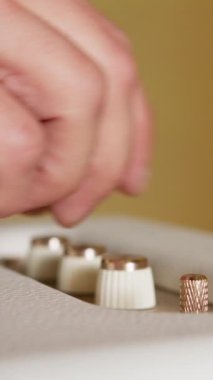 Mans Fingers Bir Bluetooth Hoparlörünün Düğmelerine ve Düğmelerine Dokunuyor.