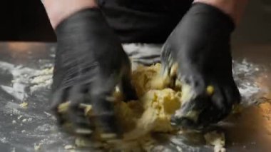 İtalyan Şef, Tagliatelle Makarnası için yumurta ile ev yapımı hamur yapıyor..