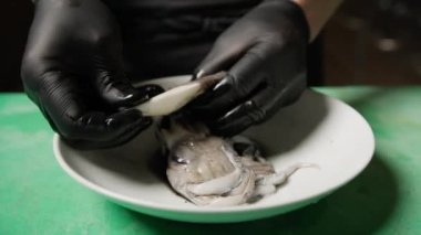 İtalyan Aşçı Kara Meyve Suyu Almak İçin Bir Mürekkep Balığını Temizliyor.