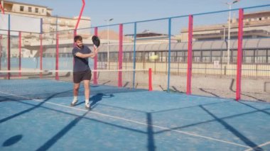 Spor Adamları Grubu Padel 'i iyilik için oynuyor..