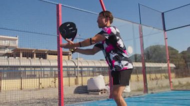 Spor Adamları Grubu Padel 'i iyilik için oynuyor..