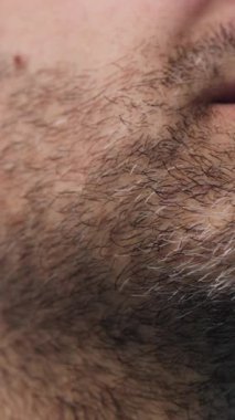 Beyaz adam parkta antrenman yapıyor...