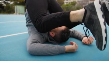 Beyaz adam parkta antrenman yapıyor..