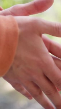 Bir çocuğun elleri nazikçe birbirine dokunuyor..