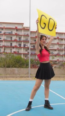 Amigo Kız Bastır Sarı Pano ile Kalbini Alkışlıyor.