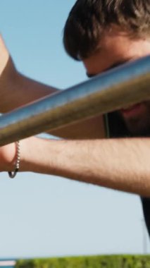 Halk parkında esneyerek antrenman yapan genç adam..