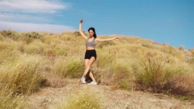 Kırsalda Kırmızı Elbiseyle Dans Eden Genç Kadınlar.