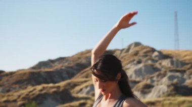 Kırsalda Kırmızı Elbiseyle Dans Eden Genç Kadınlar.