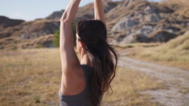 Kırsalda Kırmızı Elbiseyle Dans Eden Genç Kadınlar.