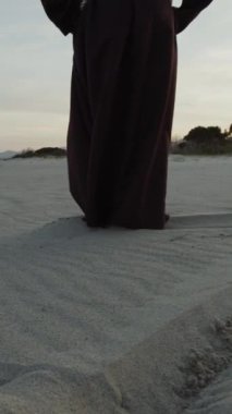 Keşiş Sahilde İbadetle Yürür