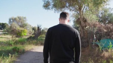 Kırsal kesimdeki evinin dışında bir adam..