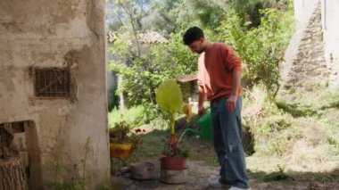 Kırsalda Turuncu Gömlekli Genç Adam.