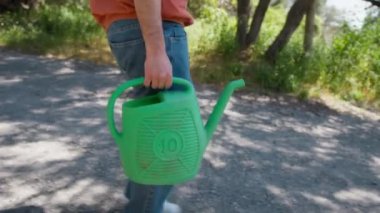 Kırsalda Turuncu Gömlekli Genç Adam.