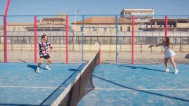 Spor Adamları Grubu Padel 'i iyilik için oynuyor..