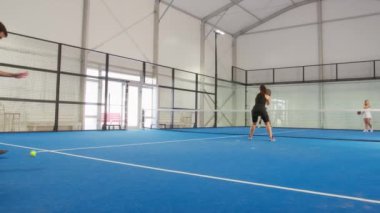 Spor Adamları Grubu Padel 'i iyilik için oynuyor..