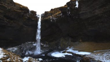 İzlanda 'daki bir dağdan düşen şelale..