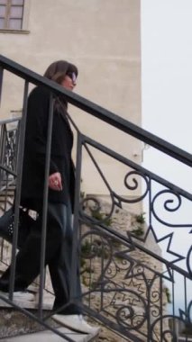 Gerace 'in antik bir köyünün dar sokaklarında yürüyen kadın..