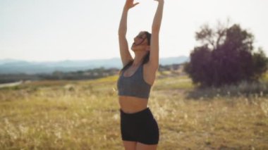 Kırsalda Kırmızı Elbiseyle Dans Eden Genç Kadınlar.