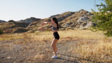 Kırsalda Kırmızı Elbiseyle Dans Eden Genç Kadınlar.