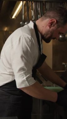 İtalyan Şef, Tagliatelle Makarnası için yumurta ile ev yapımı hamur yapıyor..