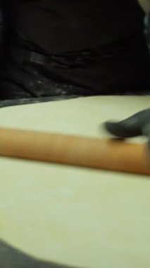 Şef, Doldurulmuş Cappellacci 'yi İyi Bir Restoranda Yaptırmak İçin Pastayı Enerjik Bir şekilde Hazırlıyor
