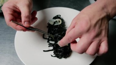 Lokantada birinci sınıf siyah mürekkep balığı spagettisi..