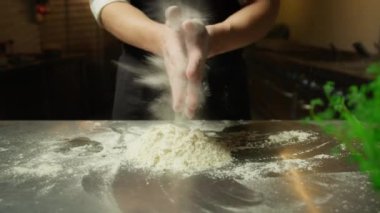 Şef mutfakta İtalyan yumurtası Tagliatelle için Öküzü Hazırlıyor.
