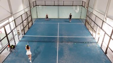 Spor Adamları Grubu Padel 'i iyilik için oynuyor..