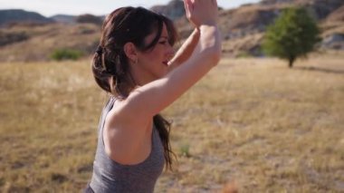 Kırsalda Kırmızı Elbiseyle Dans Eden Genç Kadınlar.