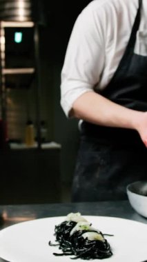 Lokantada İtalyan Spagetti Yemekleri 'nde Siyah Mürekkep Balığı Şefi.