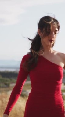 Kırsalda Kırmızı Elbiseyle Dans Eden Genç Kadınlar.